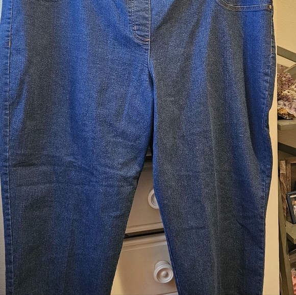 Ruby Rd. Plus jeans size 20. Faux pockets in front, frayed hem with gold stitch - Picture 4 of 5